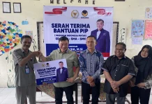 Serahkan Beasiswa PIP, Rico Sia Bantu Ratusan Siswa SD Negeri 26 Kota Sorong