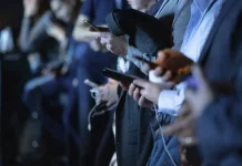 Hidup di Balik Layar: ketika Media Sosial Jadi Dunia Kedua