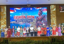 Dibuka Bupati Sorong Johny Kamuru, 40 Peserta Tampilkan Pesona Wastra Batik Papua