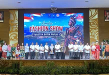 Lintas Organisasi Perempuan Ramaikan Fashion Show Wastra Batik Papua di Aimas