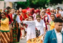 Tradisi Unik Sambut HUT RI ke – 81 di Berbagai Daerah, dari Papua sampai Palembang