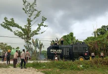 Polres Sorong Selatan Sigap Padamkan Kebakaran Lahan di Teminabuan