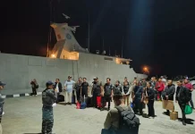 KRI Hampala-880 Dukung Upacara HUT Ke-81 Kemerdekaan RI di Pulau Numfor