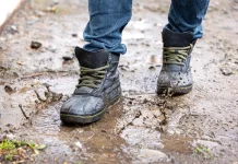Jangan Pakai Sepatu Basah, Ini Bahaya Mengintai