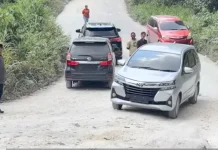 Warga Wayer Keluhkan Jalan Rusak, Pasien Gawat Darurat Kesulitan ke Rumah Sakit