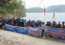 Peringati HUT RI, PADRA Kibarkan Bendera Merah Putih di Bawah Laut Raja Ampat