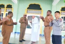 Tepati Janji, Wali Kota Sorong Serahkan Bantuan Rp100 Juta untuk Masjid Jami Doom