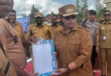 Bupati Petronela Krenak Serahkan SK Perpanjang Kepala Kampung di Sorong Selatan