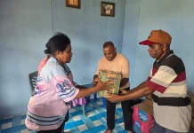 LMA Emeyode Kokoda Bagikan Sembako di Dua Distrik Terdampak Karhutla