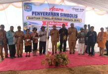 Walikota Sorong Serahkan Bantuan Peternakan dan Alsintan Bagi OAP