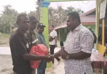 LMA Tehit Serahkan Bantuan Sembako Kepada Hakim Adat
