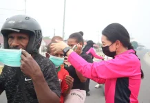 Sambut HKGB ke-74, Bhayangkari Sorong Selatan Bagikan Makanan dan Masker