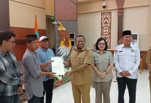 Pemprov Papua Barat Daya Serahkan Sertifikat Tanah Wakaf Dua Masjid di Kota Sorong