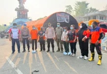 Kurangi Dampak Kabut Asap di Raja Ampat, BPBD dan Polres Bagikan Ribuan Masker
