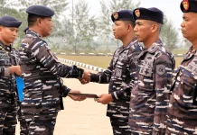 Koarmada III Berikan Penghargaan kepada KRI Teladan dan Prajurit Berprestasi