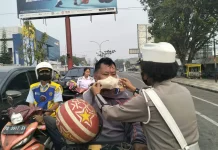 Satlantas Polresta Sorong Melaksanakan SIM Keliling dan Bagi Masker