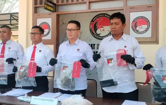 Ditresnarkoba Polda Papua Barat Daya Ringkus Residivis saat Konsumsi Sabu