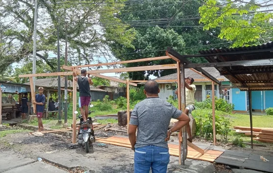 Kapolresta Sorong Kota Bangun Kembali Pangkalan Ojek dan Tempat Usaha Warga Lido