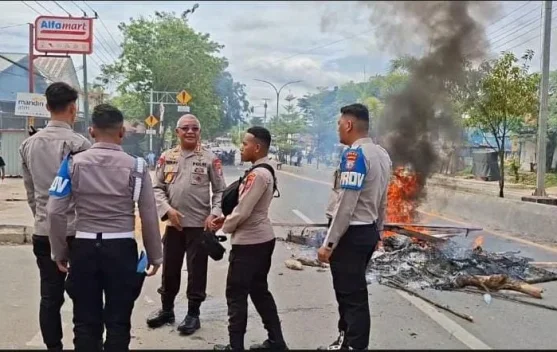 Dengan Pendekatan Humanis, Wakapolda Akhiri Blokade Jalan di Kota Sorong