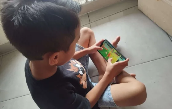 Simak Begini Mengatasi Anak Kecanduan Gadget Bagi Orang Tua