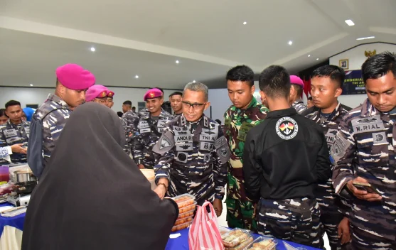 Danpasmar 3 Hadiri Bazar Ramadhan TNI AL di Sorong