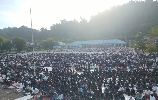 Ribuan Umat Muslim Raja Ampat Salat Idulfitri di Lapangan Kantor Bupati