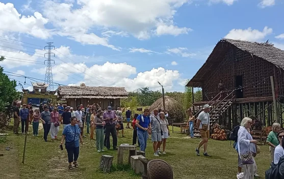 Wisatawan Internasional Kunjungi Rumah Etnik Papua