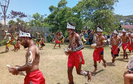 Turis Asing Kunjungi Rumah Etnik Papua, Jadi Gerbang Wisata sebelum ke Raja Ampat