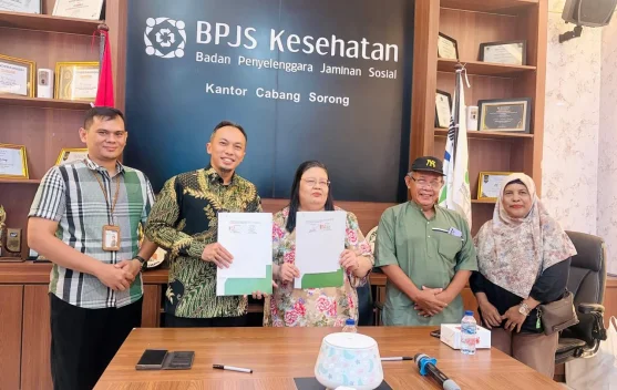 Klinik Pratama Maju Bersama Kota Sorong salurkan CSR bantu peserta JKN menunggak