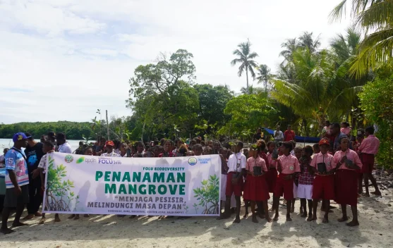 Masyarakat Adat dan Pelajar Tanam 1.020 Bibit Mangrove di Pulau Terluar Raja Ampat