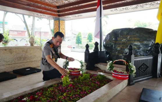 Kapolri Melaksanakan Ziarah Nasional ke Makam Presiden Pertama RI
