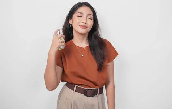 Masih Semprot Parfum di Leher? Setop Lakukan Hal Ini