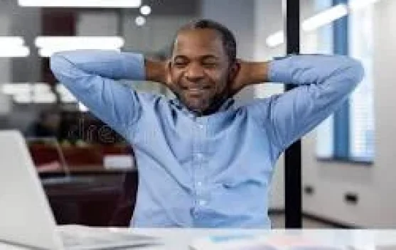Rahasia Pria Sembunyikan Beban Hidup demi Senyum Profesional di Kantor
