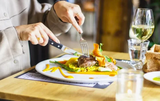 Fenomena Solo Dining: Makan Sendiri, Kenapa Tidak?