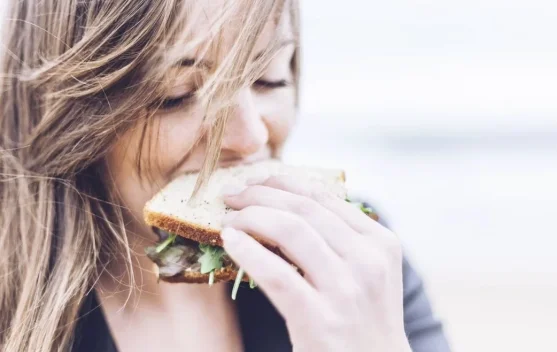Cara Generasi Sandwich Mengelola Keuangan Dua Generasi