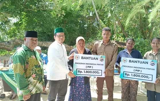 Senator DPD RI - H. Hartono Salurkan PIP di Pulau Arar