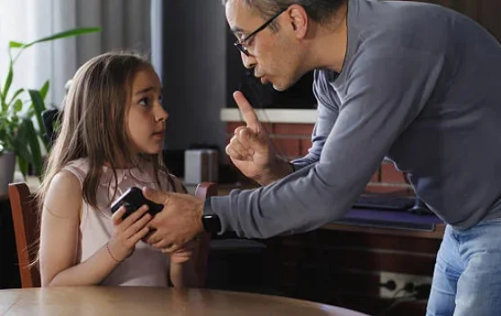 Tantangan Orang Tua Modern: Menerapkan Positive Parenting tanpa Gawai