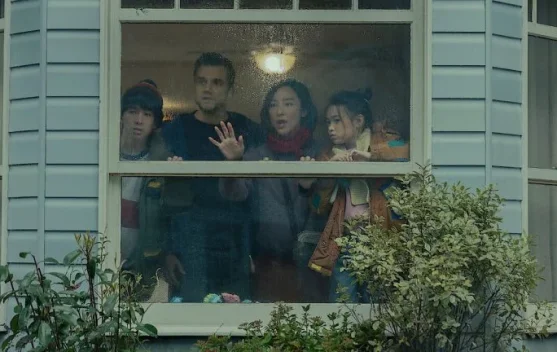 Promo Film Netflix: Pria Hidup di Baliho Los Angeles Demi Film "The Last House"