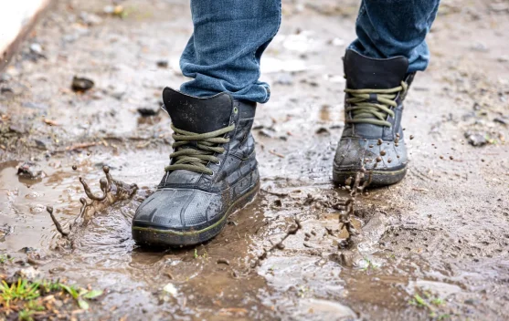 Jangan Pakai Sepatu Basah, Ini Bahaya Mengintai