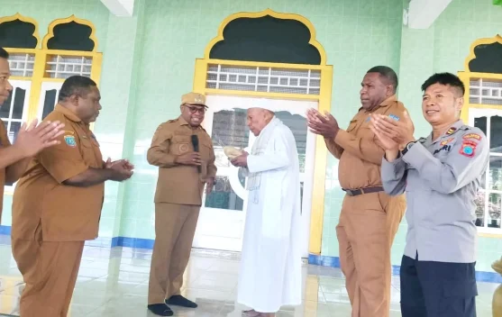 Tepati Janji, Wali Kota Sorong Serahkan Bantuan Rp100 Juta untuk Masjid Jami Doom