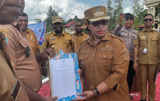 Bupati Petronela Krenak Serahkan SK Perpanjang Kepala Kampung di Sorong Selatan