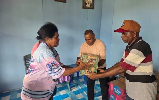 LMA Emeyode Kokoda Bagikan Sembako di Dua Distrik Terdampak Karhutla