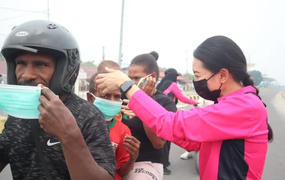 Sambut HKGB ke-74, Bhayangkari Sorong Selatan Bagikan Makanan dan Masker
