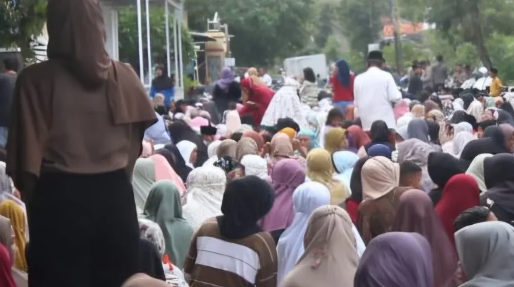 Said Abdullah Salurkan Zakat Mal ke Ribuan Masyarakat Sumenep