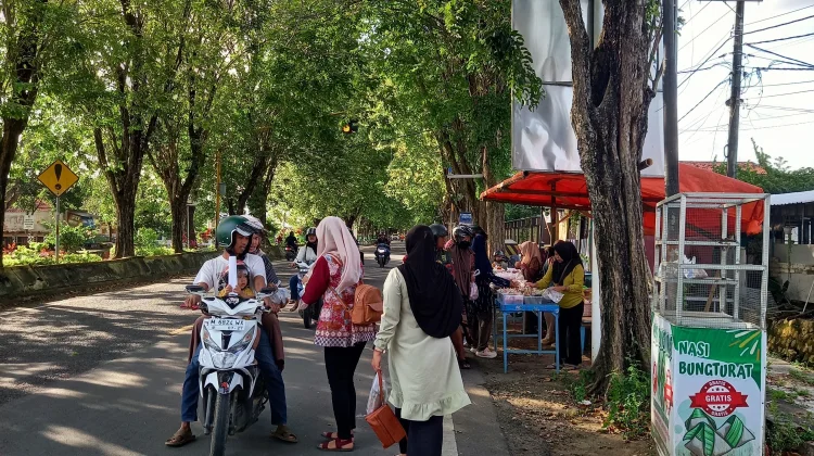 Berkah Ramadhan, Kita Berbagi Sosial Bagikan Ratusan Nasi Bungkus Gratis
