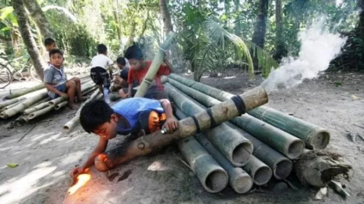 Permainan Meriam Bambu Menunggu Waktu Berbuka Puasa