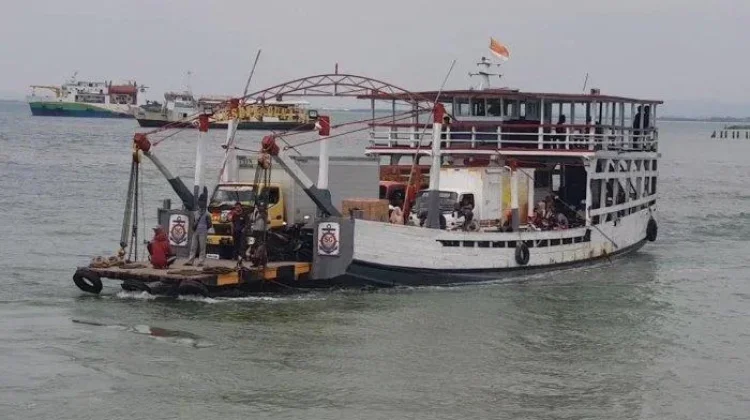 Ngabuburit Bersantai di Pelabuhan Kalianget