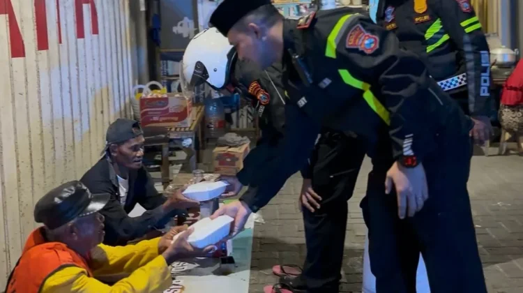 Sambil Berbagi Sahur, Satlantas Polres Sumenep Ajak Masyarakat Tertib Lalin
