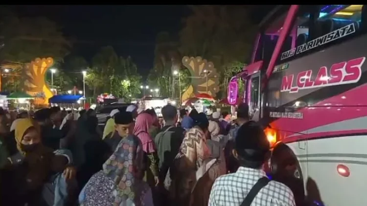 Suasana Riang Gembira Sambut Kedatangan Jamaah Umroh di Sumenep