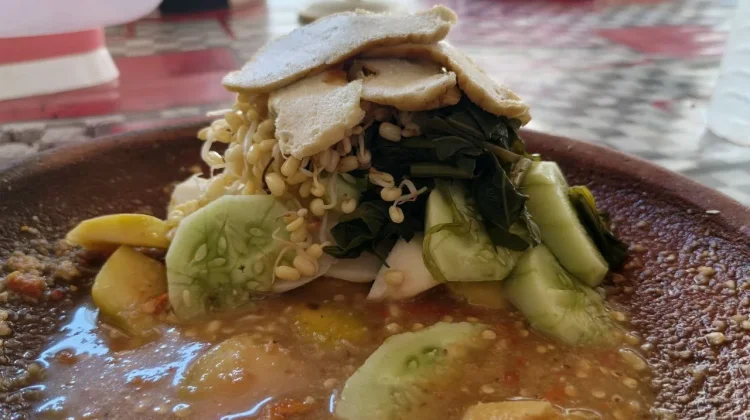 Sensasi Pedas Gurih Rujak Cobek Khas Talango Sumenep